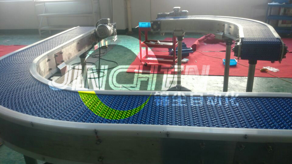 車間現(xiàn)場(chǎng)里的2臺(tái)網(wǎng)帶輸送機(jī)